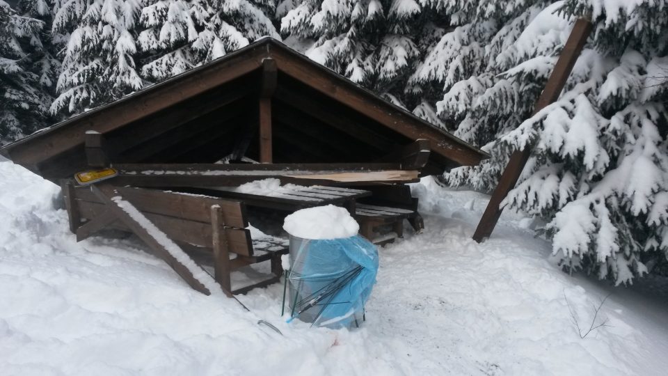 Záchrana lyžaře, na kterého u Moldavy spadl přístřešek