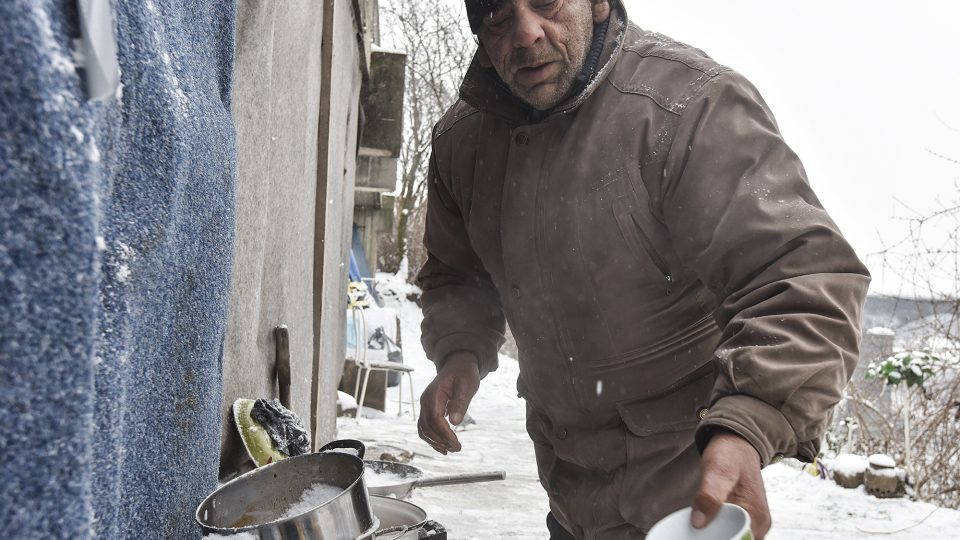 Sedmapadesátiletý Andrej si zrovna dělá horký čaj na zahřátí a ukazuje teploměr, který má kvůli tomu, když přijde nachlazení nebo chřipka