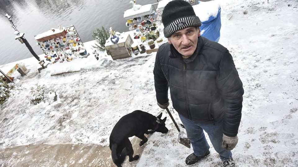Sedmašedesátiletý Václav bydlí od roku 2006 pod Hlávkovým mostem a občas provádí zájemce po Praze
