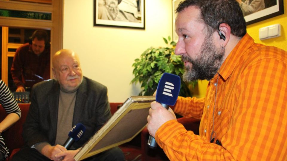 Hudebník Václav Hybš ve radiokavárně Českého rozhlasu Hradec Králové