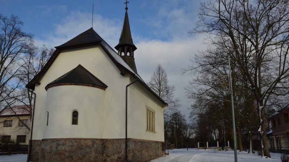 Vpravo vedle kostela Nanebevzetí Panny Marie se rozkládal lázeňský komplex