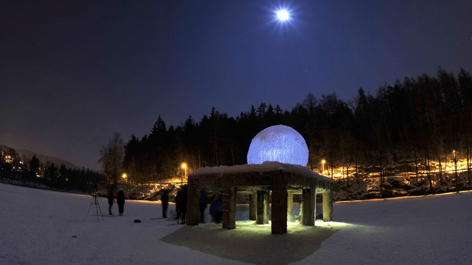 Ledová koule z dílny architektů Mjölk na liberecké přehradě