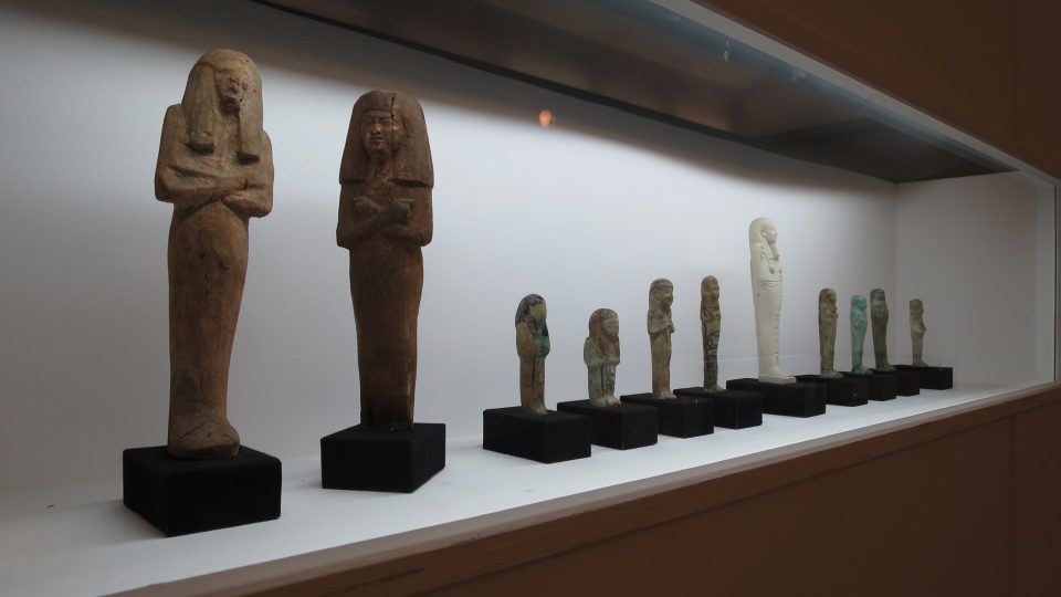 Vešebty - pohřební figurky, které byly ukládány do hrobu společně se zemřelým