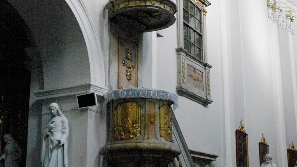 Barokní kazatelna v interiéru chrámu