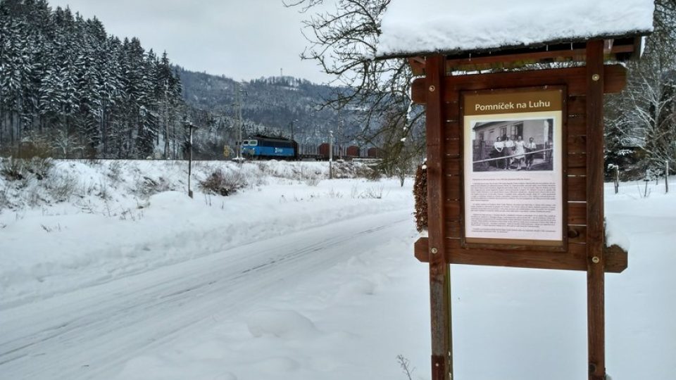 Před hájovnou na Luhu stojí informační tabule, která připomíná osud nejmladšího odbojáře 