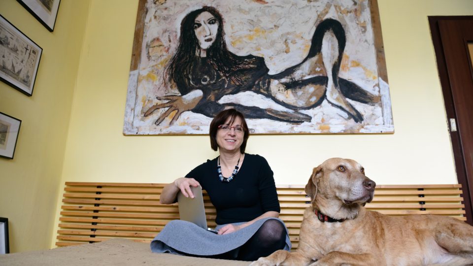 Milena pod obrazem, její portrét od Viktora Karlíka. A s počítačem v ruce, pracuje ve vedení společnosti IBM