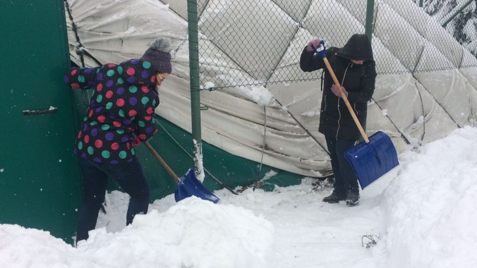 Úředníci v Krásné Lípě odklízejí sníh