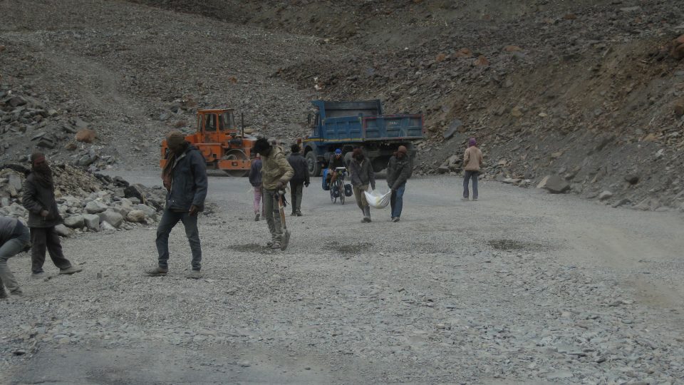 Tvrdá práce cestářů na údržbě silnice nad Zing Zing Barem