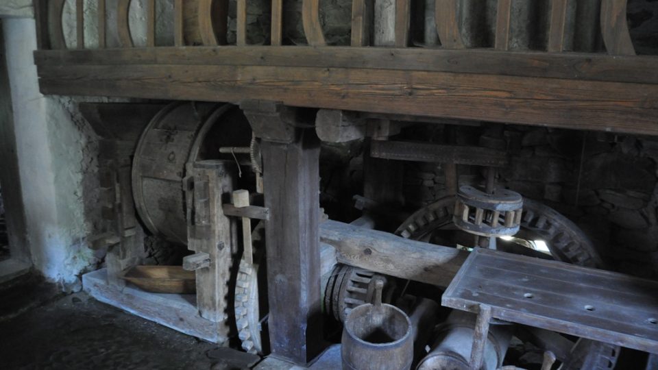 V zadní části hamru je zachována mlýnice, kde se vyráběly kroupy a jáhly