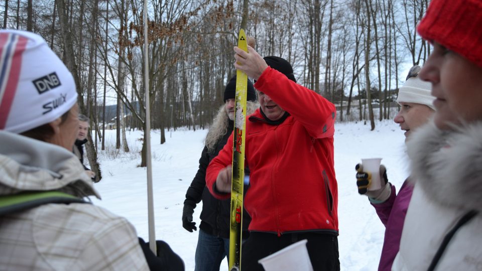 Běžkaři se připravují do stopy Běžkaři se připravují do stopy