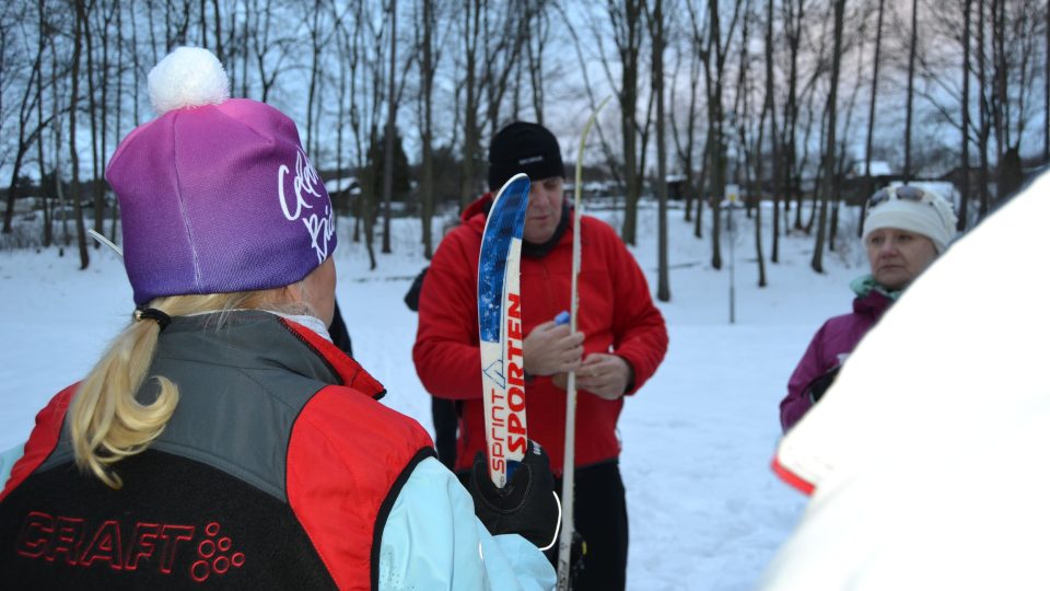 Běžkaři se připravují do stopy | foto: Lenka Šobová Běžkaři se připravují do stopy