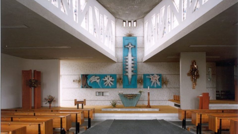 Dispozice kostela umožňuje věřícím sedět blízko oltáře