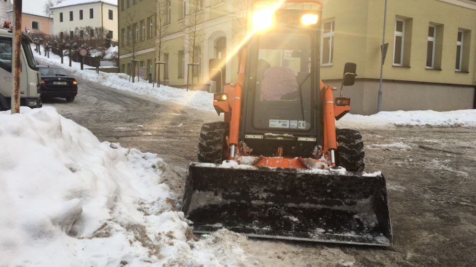 V některých městech a obcích Náchodska se nedaří dostatečně rychle odklízet sníh z chodníků