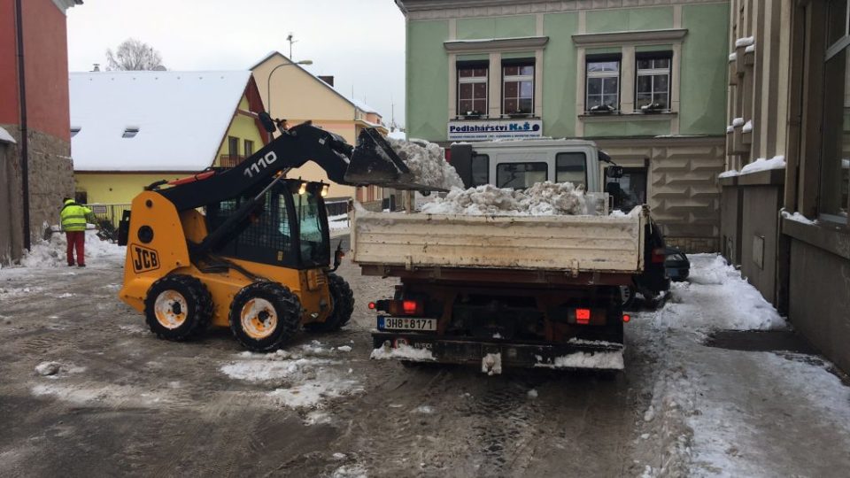 V některých městech a obcích Náchodska se nedaří dostatečně rychle odklízet sníh z chodníků
