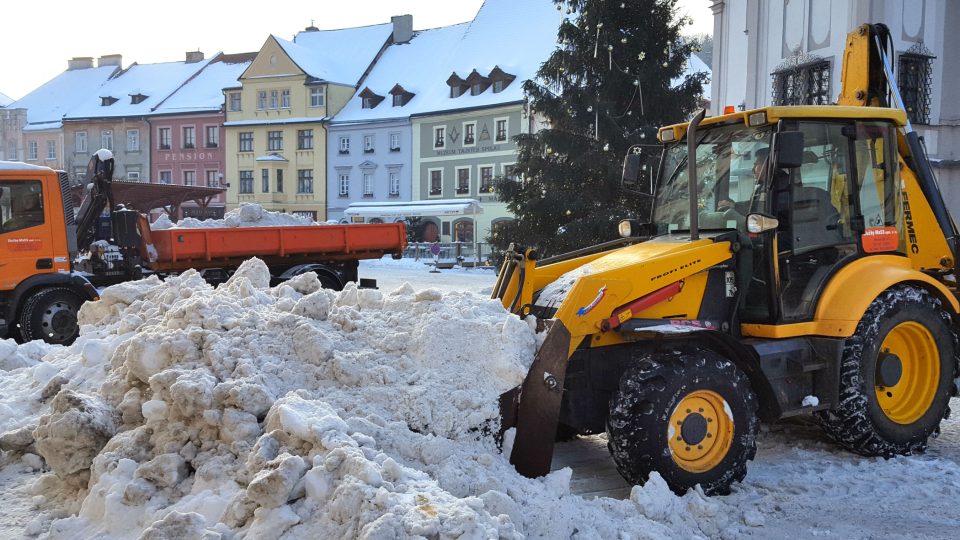 Úklid sněhu v Lokti na Sokolovsku
