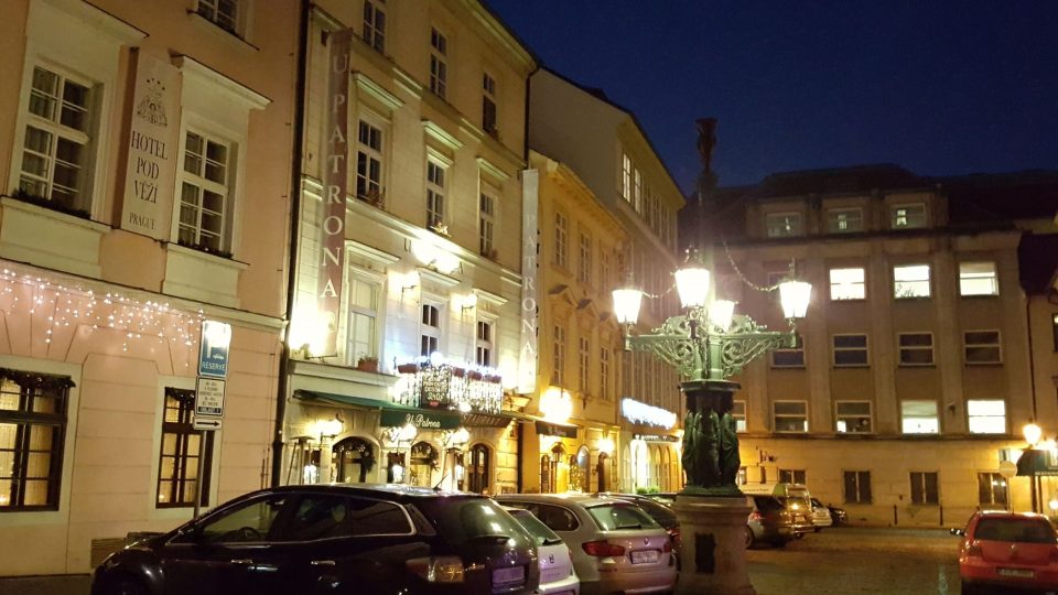 Dražického náměstí s historickým kandelábrem pouliční lampy