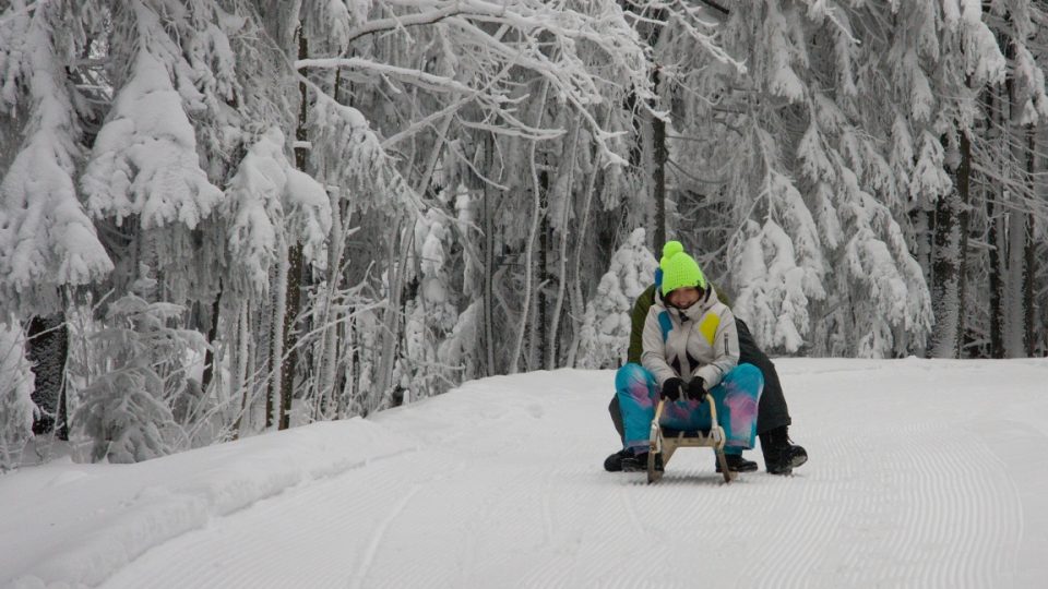 Sáňkování na přírodní sáňkařské dráze ve Smržovce