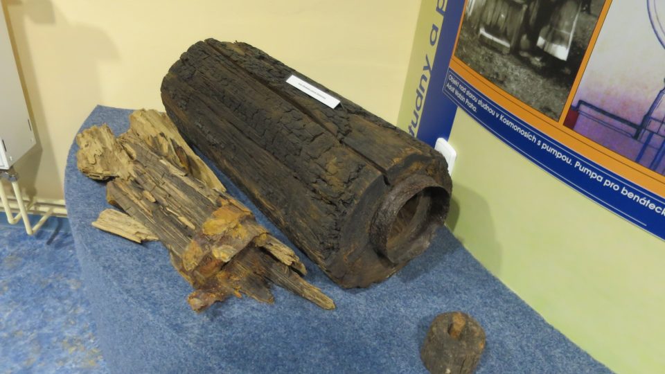 V expozici vodárenských historických technologií si můžete prohlédnout dřevěné potrubí z 16. století