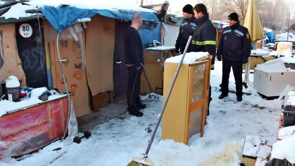 Společná akce městských policistů a hasičů má za úkol zabránit tragédiím 