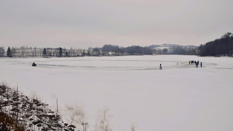 Ovál na ledovou plochou dráhu na větřkovické přehradě