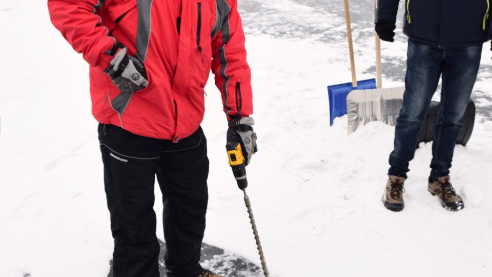 Richard Dufek s vrtačkou na měření tloušťky ledu