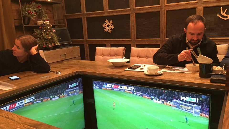 Do restaurace chodí lidé na polévku i na fotbal