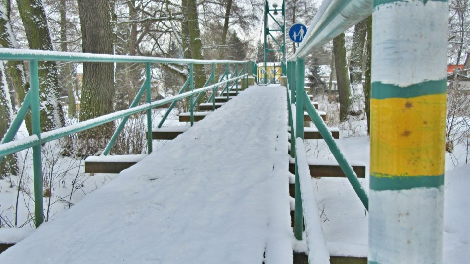 Přes lávku vede i turistická trasa do Slavkovského lesa