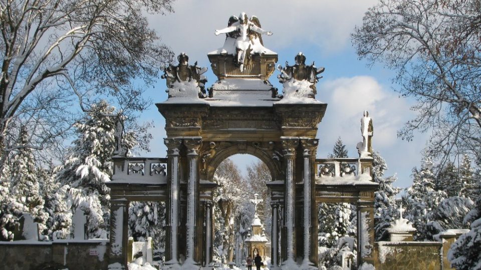 Hřbitovní portál v Hořicích na Gothardě