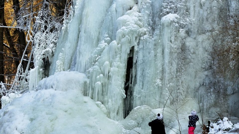 Zamrzlý vodopád v Terčině údolí u Nových Hradů