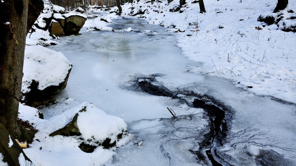 Zamrzlý vodopád v Terčině údolí u Nových Hradů