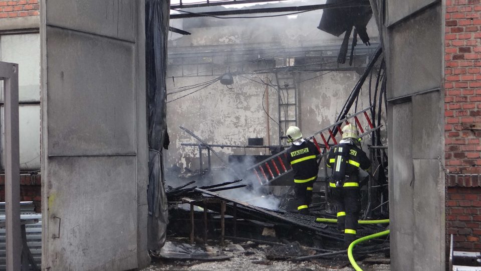 Hasiči likvidují požár průmyslové haly v Orlové