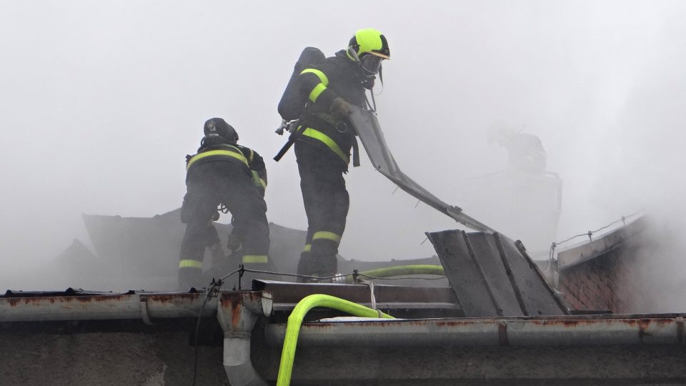 Hasiči likvidují požár průmyslové haly v Orlové