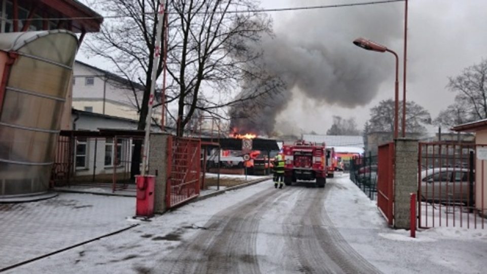 Hasiči likvidují požár průmyslové haly v Orlové