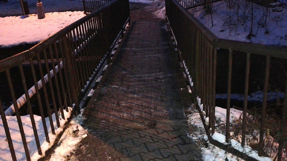 Mostek v Máchově ulici po úklidu. Posypáno posypovou solí