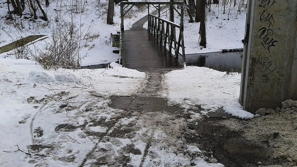 Tenisové kurty po kompletním úklidu a solení