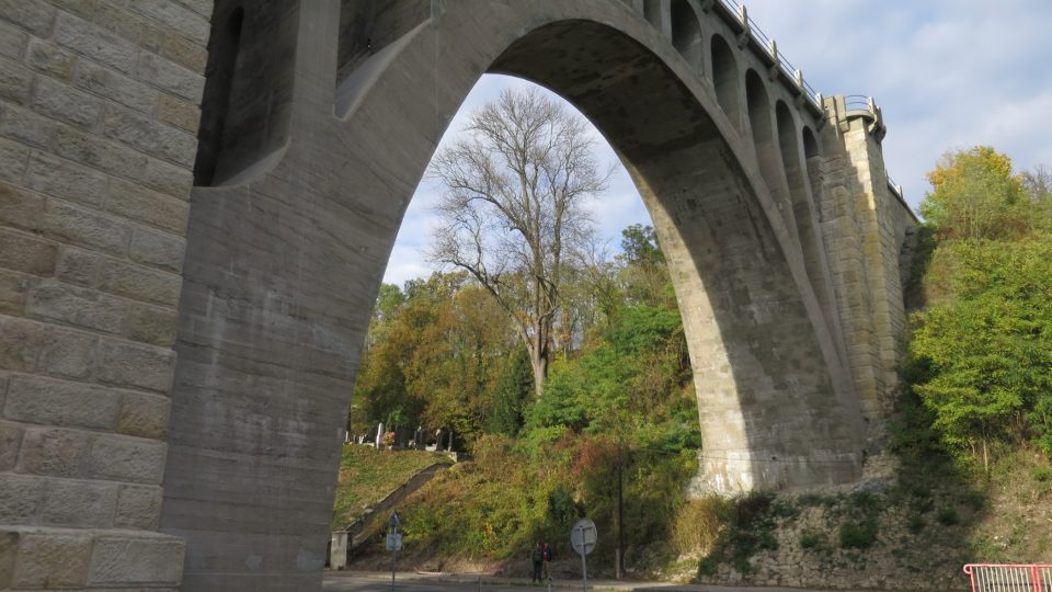 Viadukt je unikátní především ze stavebního hlediska, protože Bechyně ponechal dva hlavní betonové pilíře z původního mostu a obklopil je mohutnými oblouky