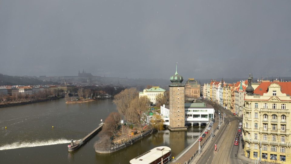 Vltava je v Praze nejširší u Šítkovského jezu, 330 metrů