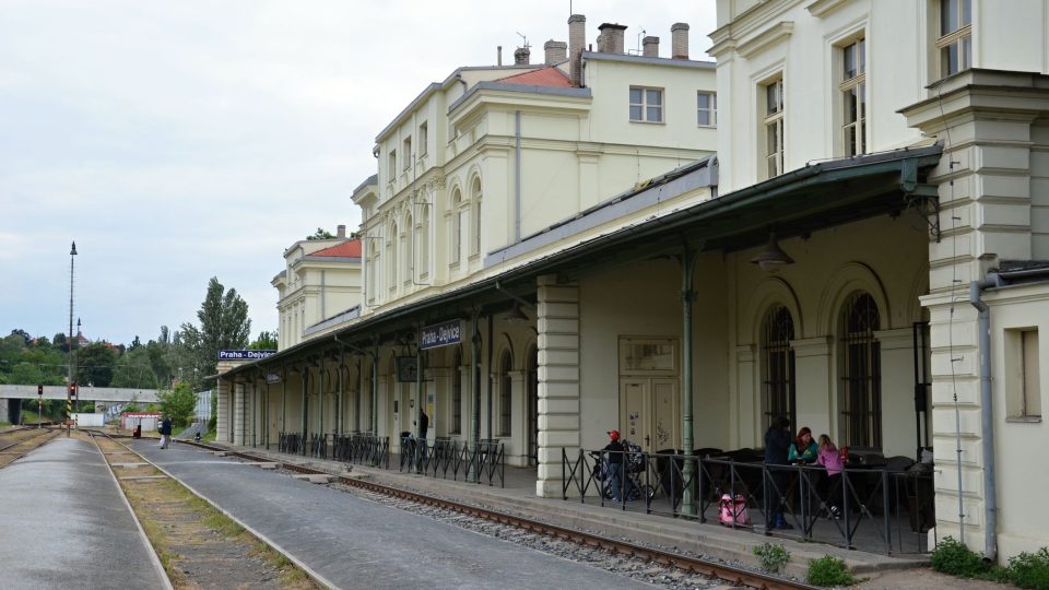 Nejstarším pražským nádražím je to v Dejvicích
