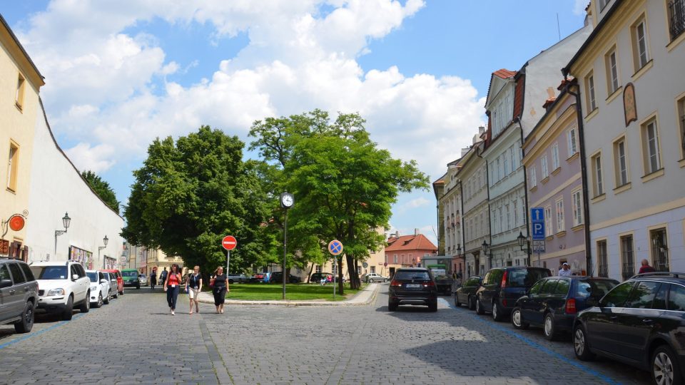 Parčík v ulici U Lužického semináře, vzadu vpravo nejužší ulička se semaforem