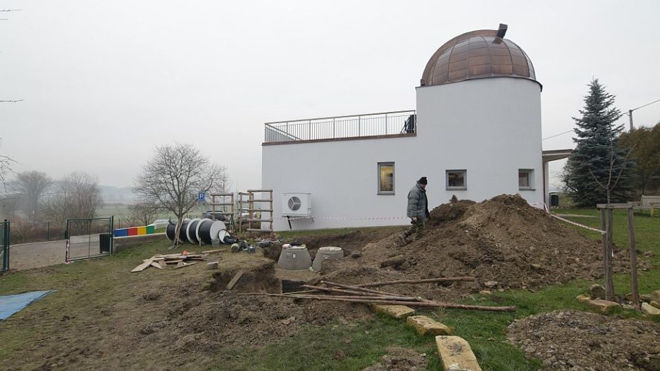 Tajemství stále obestírá nález desítek koster mladých a statných mužů u jičínské hvězdárny