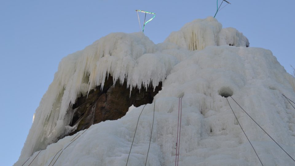 Jedna ze skal na pravém břehu řeky asi půl kilometru pod hrází Vírské nádrže se přes zimu mění v obří ledovou stěnu