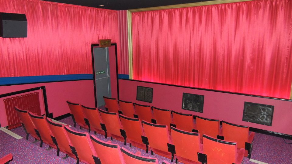 Kinosál má 34 míst k sezení