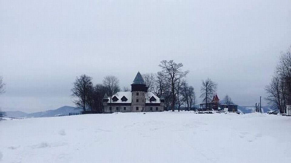 Šikovný tesař Martin Zeman si v 21. století postavil na Žacléřsku středověký hrad