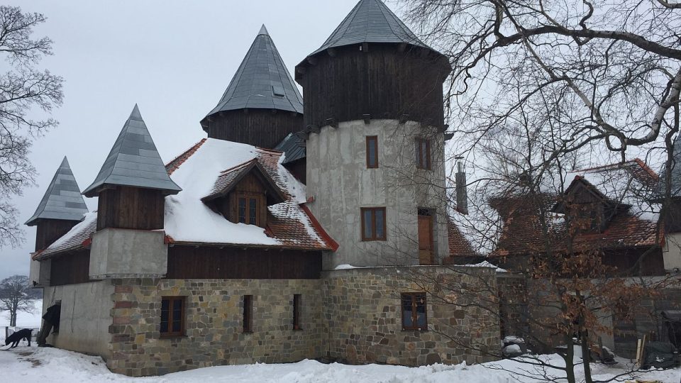 Šikovný tesař Martin Zeman si v 21. století postavil na Žacléřsku středověký hrad