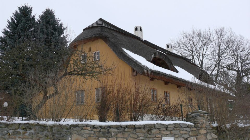 Dům s doškovo-šindelovou střechou v nedalekých Čekanicích