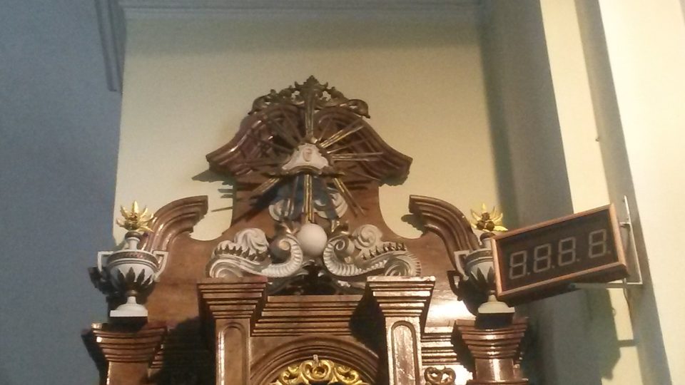 Detail Božského ucha na bočním oltáři kostela sv. Matouše v Hati