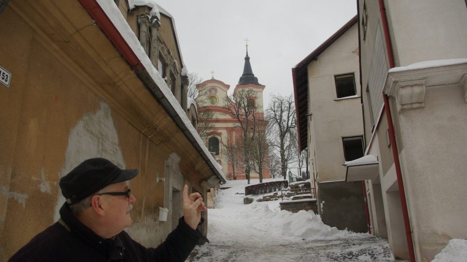 Bývalý ředitel novopackého muzea Miloslav Bařina ukazuje, jak novodobá architektura škodí původnímu rázu duchovního místa