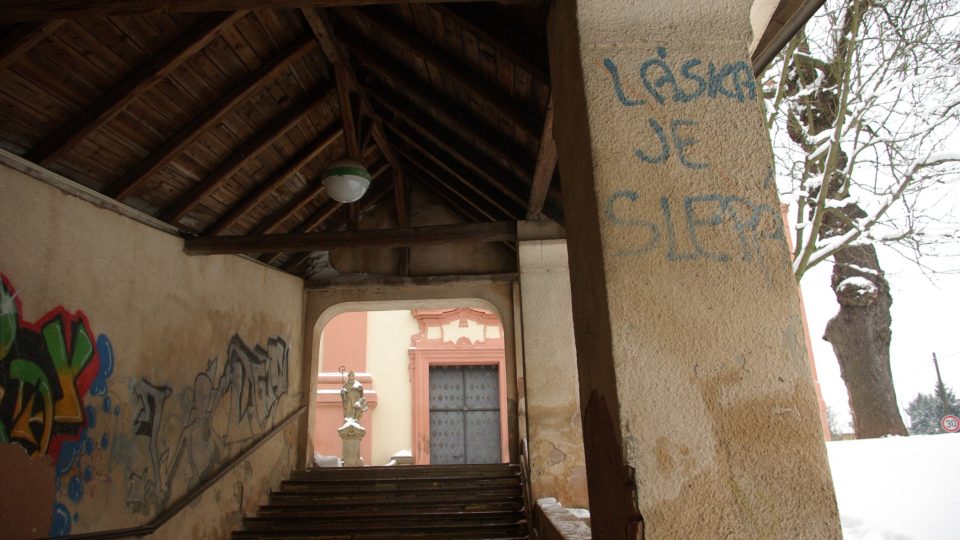 Pohled pod krovy barokního schodiště, které čeká na obnovu, ale i ochranu před vandaly