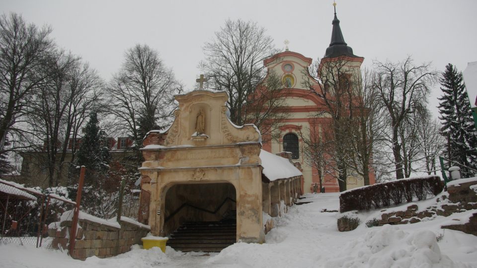 Růžencové schodiště ke klášternímu kostelu Nanebevzetí Panny Marie v Nové Pace