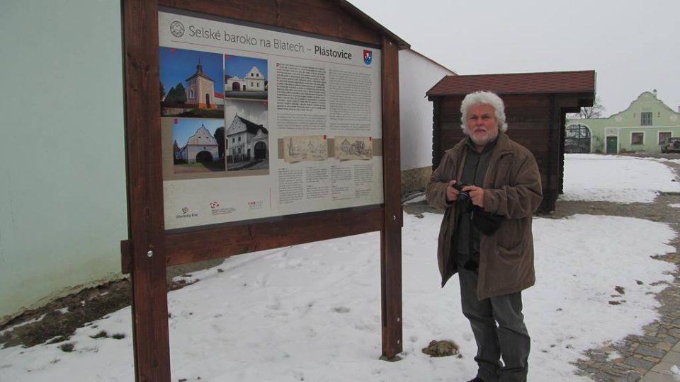 Oldřich Petrášek u nové informační tabule, která připomíná historii a selské baroko v Plástovicích